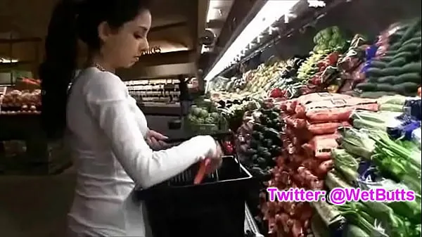 Nouvelles jeune gars jouant avec une carotte sur le marché vidéos au total