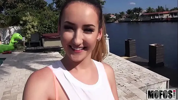 Čerstvé Cutie's Moving Day Quickie video starring Gigi Flamez celkový počet videí