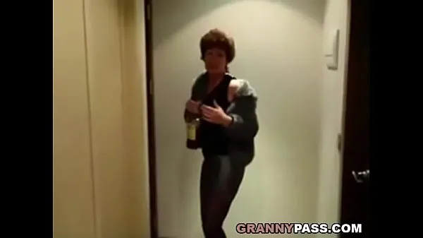 Nieuwe Tipsy Granny Sucks Cock video's in totaal