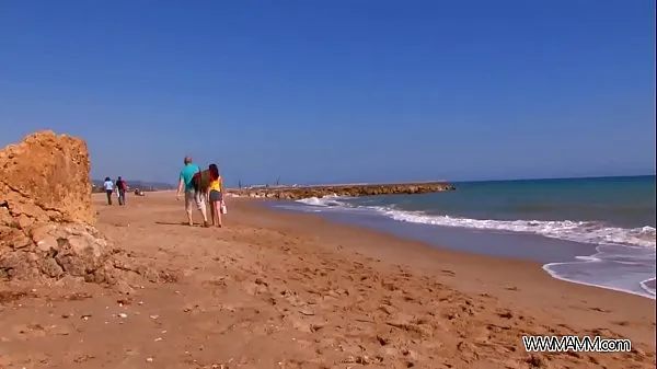 Nouvelles Myfirstpublic b. brunette convainc le mec sur la plage de baiser sa chatte humide vidéos au total