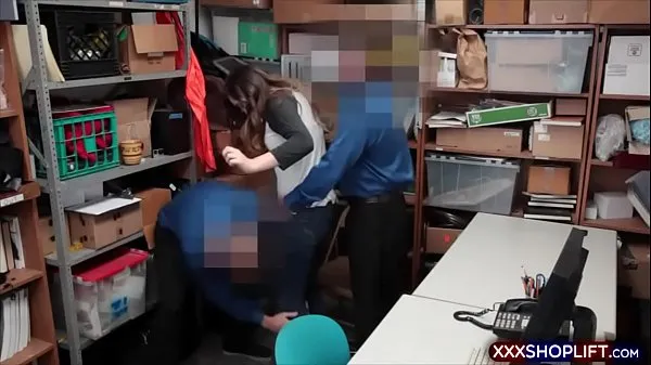 Nouvelles Une jolie jeune fille brune s'est fait prendre et a été emmenée au bureau d' dans les coulisses où elle a été baisée par les deux agents du LP vidéos au total