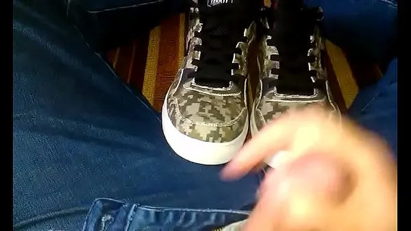 Čerstvé Twink cums on sneakers celkový počet videí