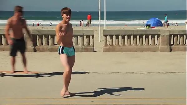 Fresh Twink dancing in the beach with speedo bulge / Novinho dançando sunga na praia total Videos