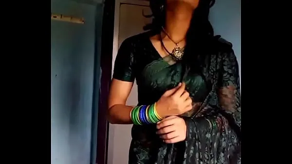Φρέσκα Crossdresser in green saree συνολικά βίντεο