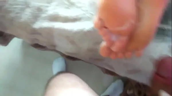 Skupaj Cumshot on girlfriend's feet svežih videoposnetkov