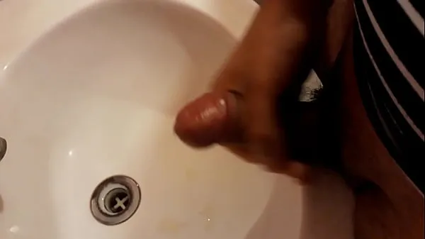 新鲜的 Handjob in the bathroom 总共的视频