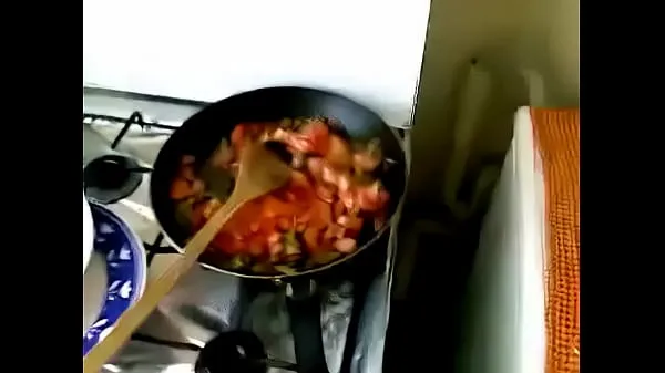 إجمالي Desi bhabhi sucking while cooking مقاطع فيديو حديثة