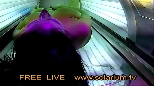 Nouvelles Horny Girl avec de gros seins se masturbe sous le solarium vidéos au total