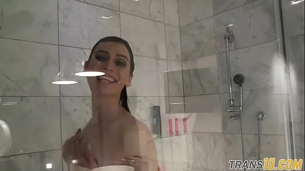 Ferske Smalltitted tranny showering while filmed videoer totalt