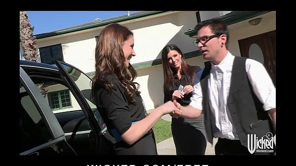 Φρέσκα Pair of sisters bribe their car salesman into a threesome συνολικά βίντεο
