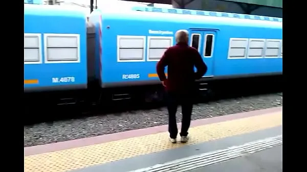 BAÑO DE HOMBRES DE LA ESTACIÓN DE TREN DE - IMPERDIBLE vídeos en total nuevos