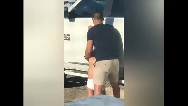 Cayó en la Red. Gostosa siendo vista dando novio profesional detrás del coche vídeos en total nuevos