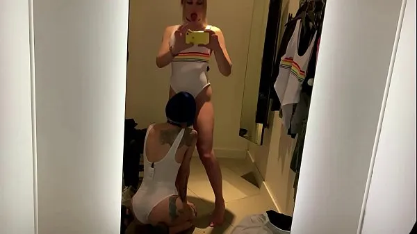 Ferske sucked off a translady in a dress room videoer totalt