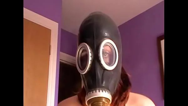 Nieuwe My kinky escort in her gasmask video's in totaal