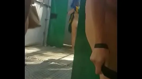 Nouvelles Femme nymphe prenant un bain nue sur la plage taquiner les gars vidéos au total