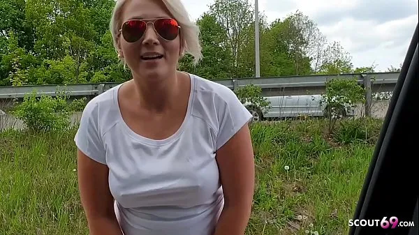 Nuovi Cornea bionda jogger succhia il cazzo da estranei in macchina mentre si guida alla stazione ferroviaria - auto tedesca video totali