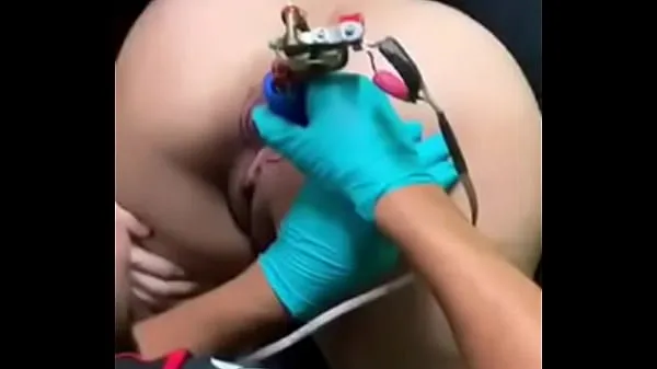 ใหม่ Tattooing a young lady's anus วิดีโอทั้งหมด