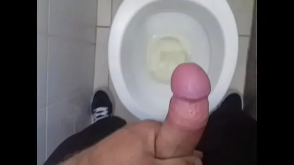 Skupaj Getting a hard-on, hitting one and cumming in the public bathroom svežih videoposnetkov