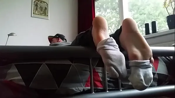 Nuovi Young boy i miei piedi del ragazzo sul letto richiesta video video totali