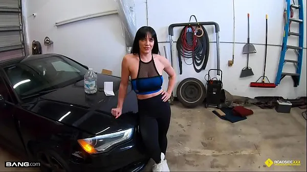 新鲜的 Roadside - Fit Girl Gets Her Pussy Banged By The Car Mechanic 总共的视频