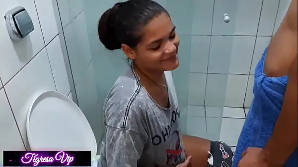 Nouvelles Ester baise avec un jeune garçon dans la salle de bain r libère le cusinho vidéos au total