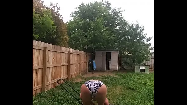 Ferske Mowing grass in sexy swimsuit videoer totalt