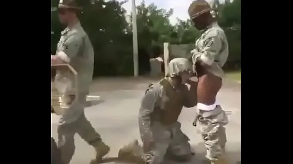 Skupaj Military training svežih videoposnetkov