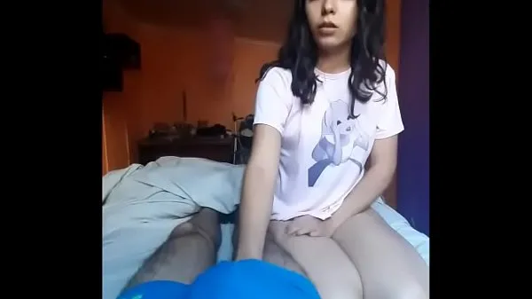 Ella con polera de Alicia en el pais de las maravillas se acerca a darme una mamada hasta que me convence de meterle el pene en su vagina vídeos en total nuevos