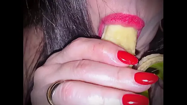 Friske SUCKING BANANA videoer i alt