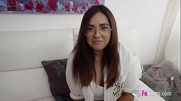 Frische Die brünette Latina weiß, dass sie nur bei FAKings ihre anale Entjungferung bekommen kann Gesamtvideos