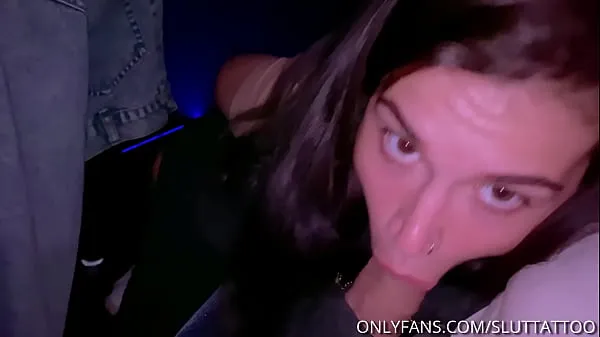 Ferske Risky fuck in public at the cinema. In the end plays with cum and swallows videoer totalt