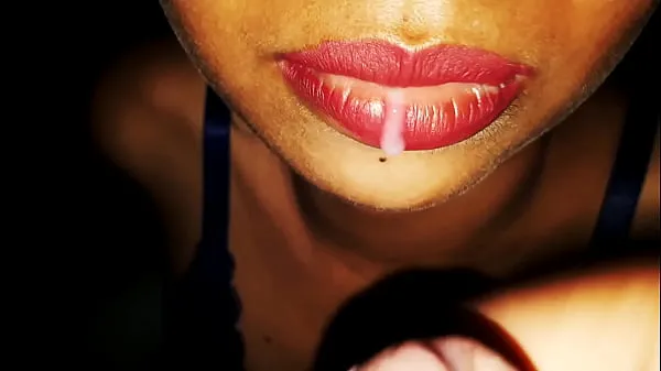 Frische Sie lutscht meinen Schwanz mit sexy roten Lippen, sie lutscht meinen Schwanz sehr gut, bis ich auf ihre Lippen komme Gesamtvideos