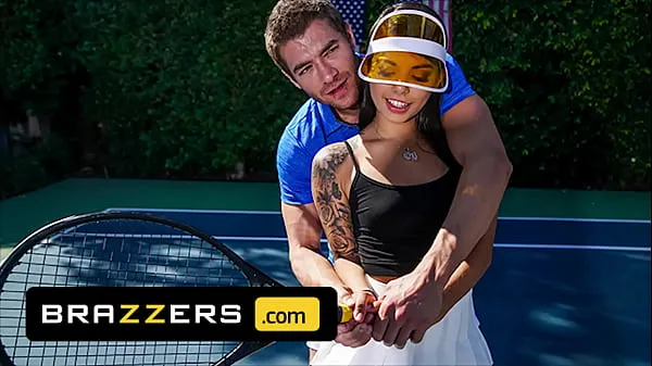 Ferske Xander Corvus) Massages (Gina Valentinas) Foot To Ease Her Pain They End Up Fucking - Brazzers videoer totalt