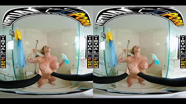 Φρέσκα Busty Blonde MILF Robbin Banx Seduces Step Son In Shower συνολικά βίντεο