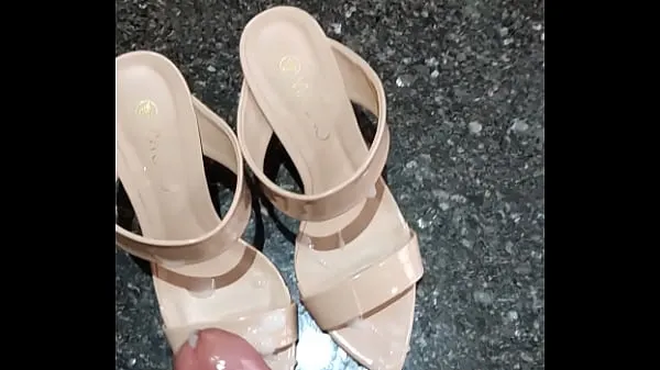 合計 Enjoying the new sandal via the girlfriend's uno 件の最新動画