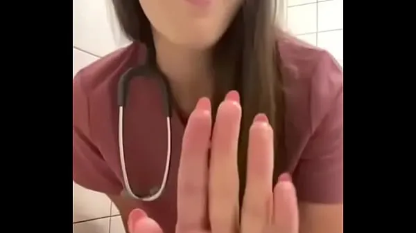 Frische Krankenschwester masturbiert im Krankenhausbad Gesamtvideos