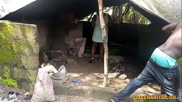 Mientras estaba sentado en el patio trasero de mi abuela conversando con mi novio para que viniera, sin saber que estaba sentado desnudo, uno de los campeones públicos locales del coño del pueblo estaba mirando mi coño local, luego me engañó y me folló vídeos en total nuevos