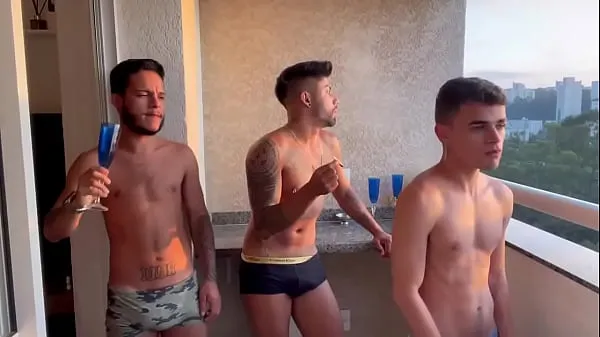 Frische Meine Arbeitsfreunde kamen bei mir zu Hause vorbei und dieser Austausch war ein schöner Austausch. Gruppensex mit Mateus Souza und Paixxxao Gesamtvideos