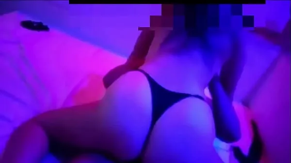 Yeni Esposinha novinha gemendo com amigo no motel e corno filmando, a camisinha escapa e ela continua sentando toplam Video