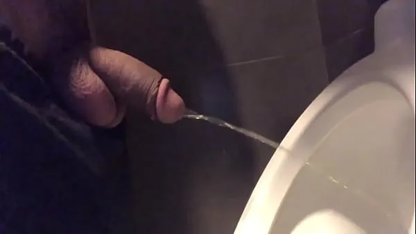 Skupaj gifted pissing without hand on public toilet urinal svežih videoposnetkov