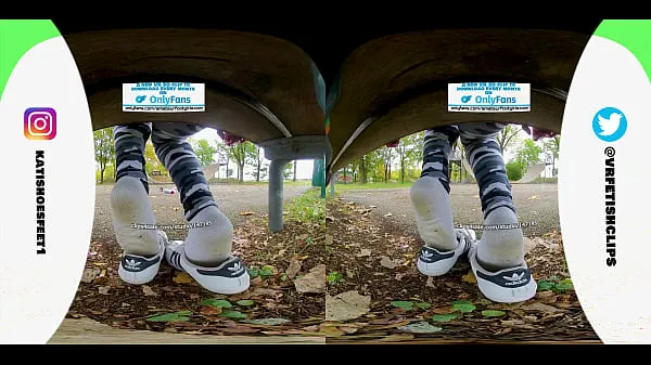 Skupaj VR180 - 3D] Girl with sweaty adidas sneakers and totally dirty stinky socks smelly feet and lick her shoes svežih videoposnetkov