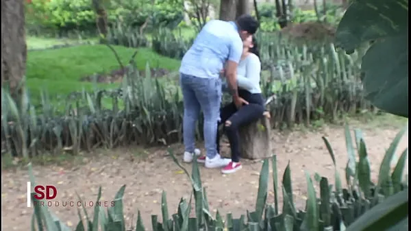 SPYING ON A COUPLE IN THE PUBLIC PARK Jumlah Video baharu