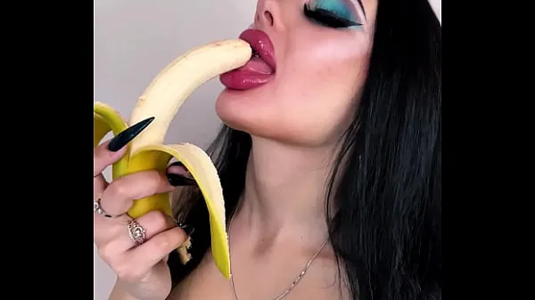 Alison Beth chupando un plátano con una lengua larga y penetrante vídeos en total nuevos