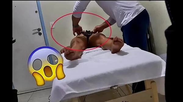 إجمالي Massagista fodeo suas clientes durante a massagem مقاطع فيديو حديثة