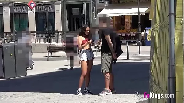 Nuovi Una ragazza giovane e timida seduce ragazzi a caso per le strade di Madrid video totali