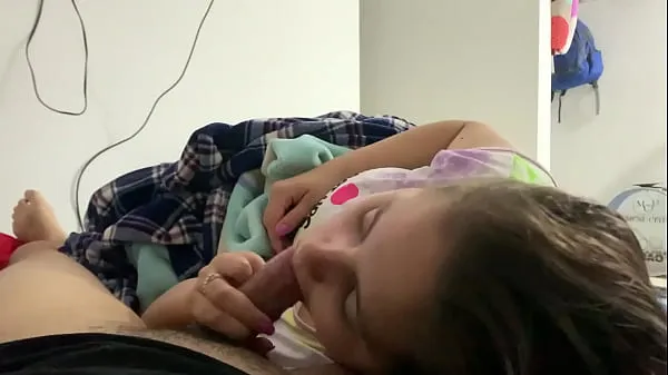 Ferske My little stepdaughter plays with my cock in her mouth while we watch a movie (She doesn't know I recorded it videoer totalt