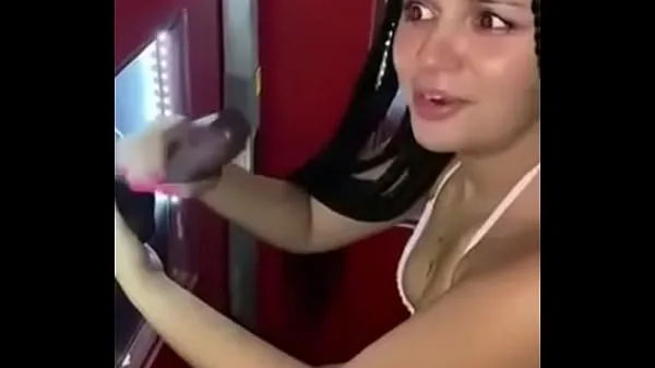 Yeni Garota linda chupando até o talo o pau do negão na cabine fechada toplam Video