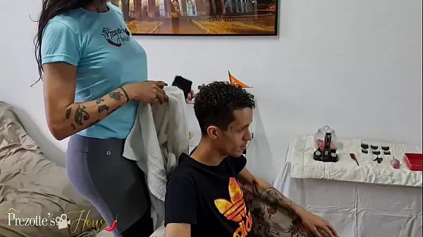 Yeni Sabrina Prezotte abre um Salão de Beleza e la recebe seus clientes para um bom corte de cabelo e um sexo quente e forte toplam Video