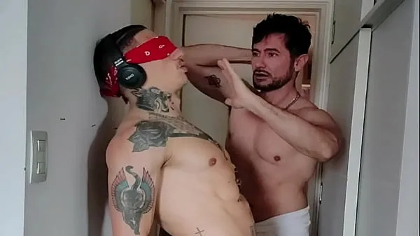 Nuovi Tradire il mio compagno di stanza dotato - Con Alex Barcelona - Amico beccato a masturbarsi - HotHouse - Catturato Crixxx nudo e inizia a succhiarlo video totali