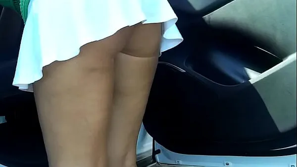 Nouvelles Trina marchant dans les rues et clignotant dans des tenues upskirt vidéos au total